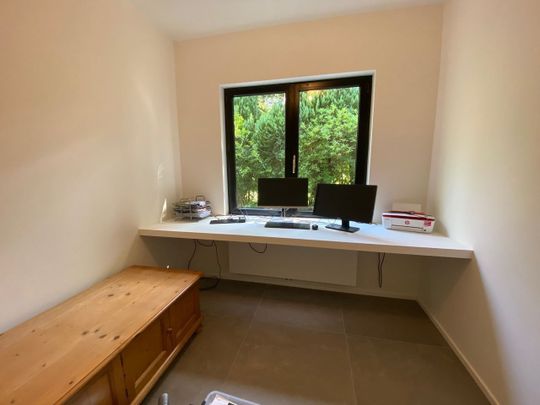 Net gerenoveerde woning met 4 slaapkamers - Photo 1