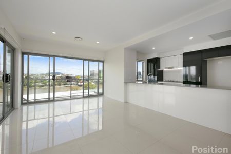 Generous Apartment – Stunning Views - Outstanding Value! - Photo 3