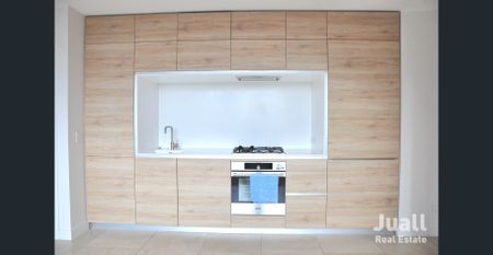 Elegant 2-Bedroom Apartment with Light-Filled Interiors in a Prime Melbourne Location - Photo 2