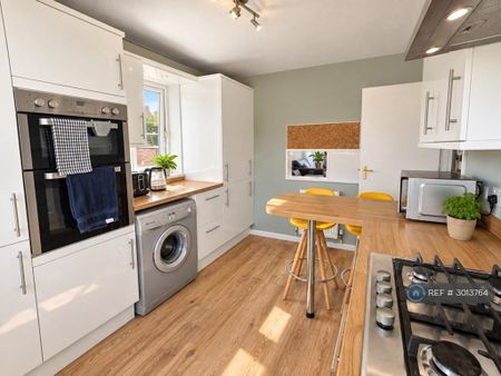 3 bedroom flat to rent - Photo 5
