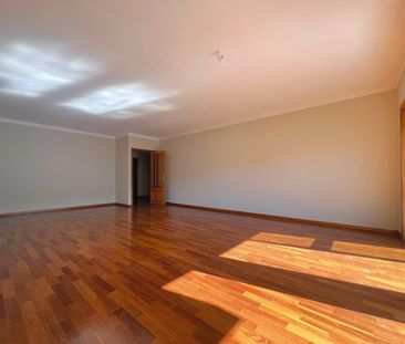 A 3 bedroom apartment with balcony and closed garage in Braga - for... - Photo 2