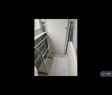 1 bedroom in a flat share to rent - Photo 2