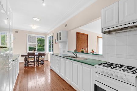 6 MONTH LEASE - CHARMING FAMILY HOME IN QUIET CUL-DE-SAC - Photo 4