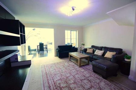 Broomfield Gate, Slough, SL2 - Photo 4