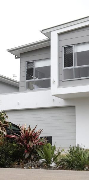 Modern stylish 4 bedrooms 3 bathrooms wonderful sized house with 2 car parking spaces situated in a quiet location （Unfurnished） - Photo 1