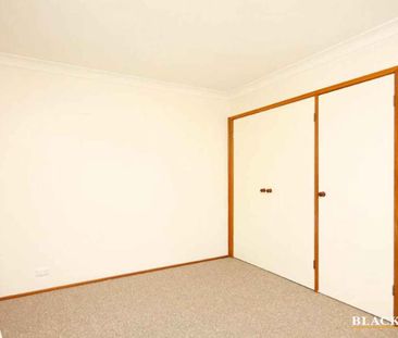 Family Home with mountain views - Photo 3