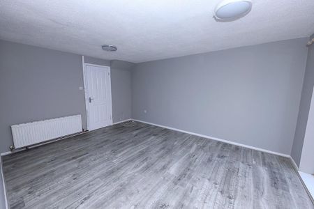 4 bedroom detached house to rent - Photo 2