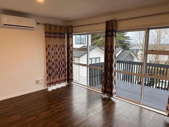 Large family home-Top schools,views,beach and bus - Photo 1