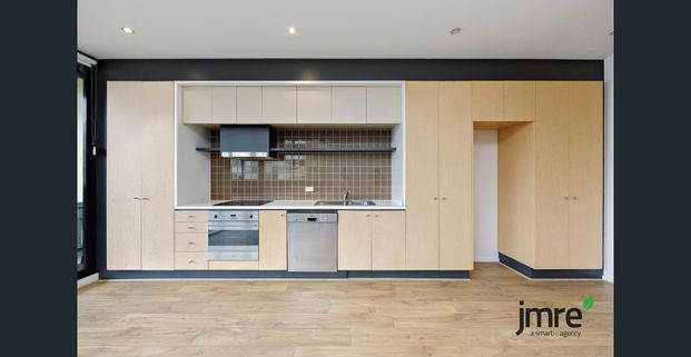 Close to all the Action! - Photo 1