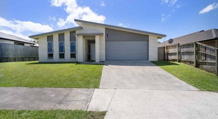 Modern 4 bedroom home - Photo 4