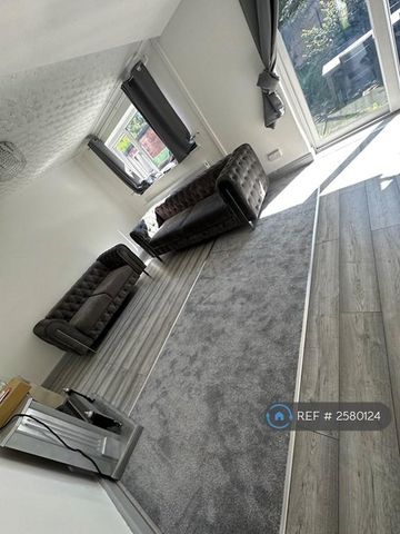 3 bedroom semi-detached house to rent - Photo 5