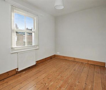 2 bedroom end of terrace house to rent - Photo 4