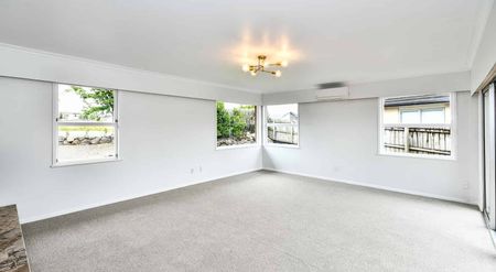 Spacious 4/5-Bedroom Home - Photo 5