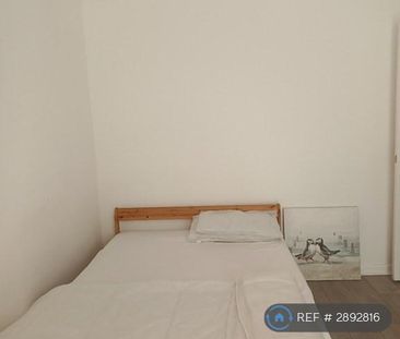 1 bedroom in a flat share to rent - Photo 2