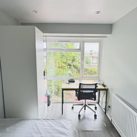 6 bedroom end of terrace house to rent - Photo 1