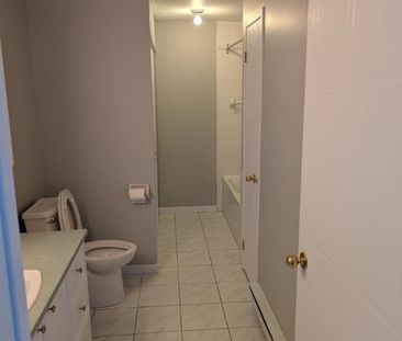 Condo 5 1/2, a louer , lumineux et bien situé . - Photo 4