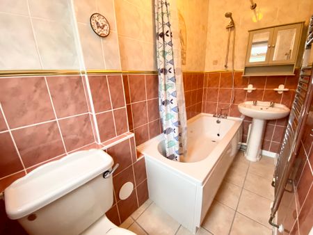 3 Bedroom - Photo 4