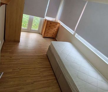 Forest Road Room 5 - Photo 1