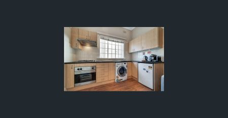 Fantastic location & rare offering - Photo 4