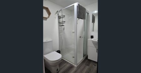 Broadbeach- Furnished with lockup garage - Photo 2