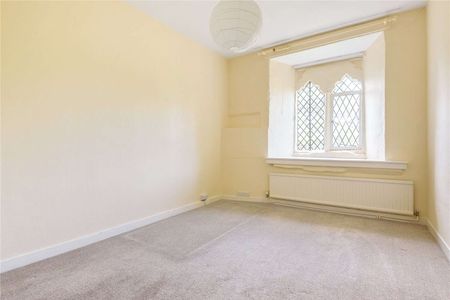 Character property within the boundary walls of Chichester Cathedral precinct - Photo 3