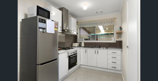 Low maintenance living in a prime Tullamarine location! - Photo 1