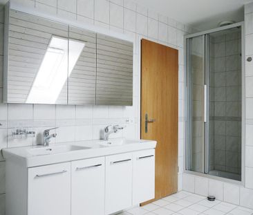 Renovierte 4.5-Zi. Maisonettewohnung mit Balkonen & Parkplätze - Photo 4
