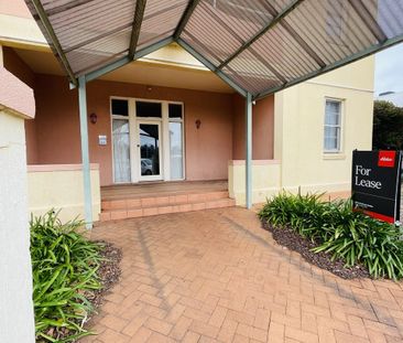 THREE BEDROOM UPSTAIRS UNIT IN CENTRAL DUBBO - Photo 1