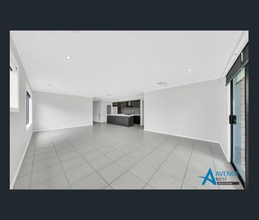 Grand Family Living in Atherstone Estate - Photo 5