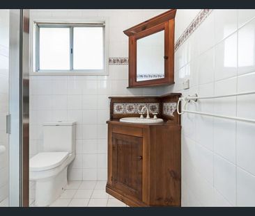 Bright Interiors, Generous Space & Easy Family Living! - Photo 6