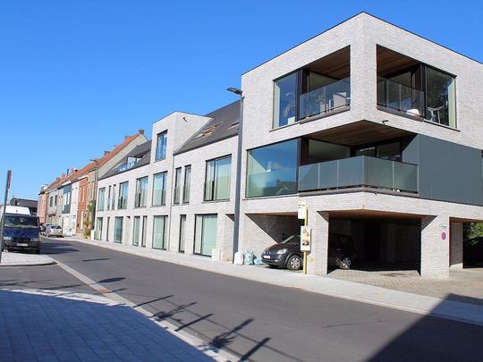 Instapklaar 2 slaapkamer appartement met terras aan station - Foto 1