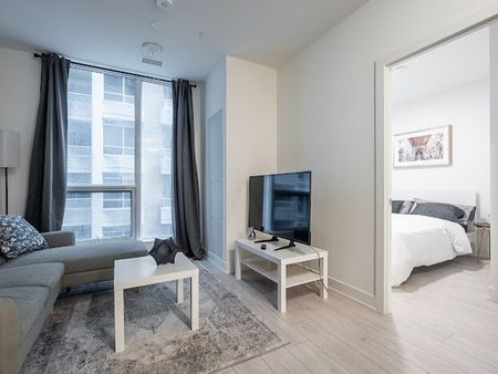 Wellington Street West - Photo 3