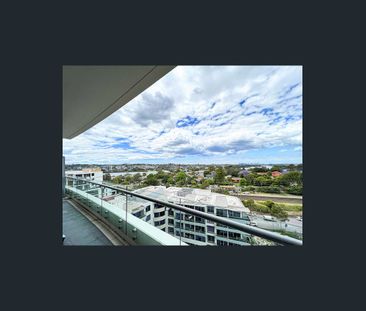 Two-bedroom apartment with stunning water and city views! Partly Fu... - Photo 5