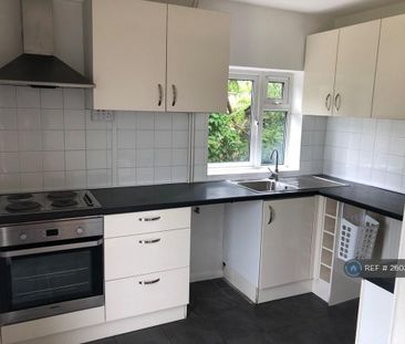 3 bedroom semi-detached house to rent - Photo 3