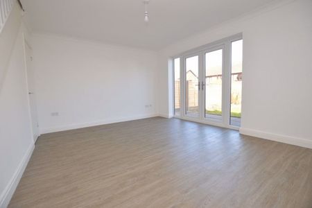 3 Bedroom Semi-Detached House - Photo 3