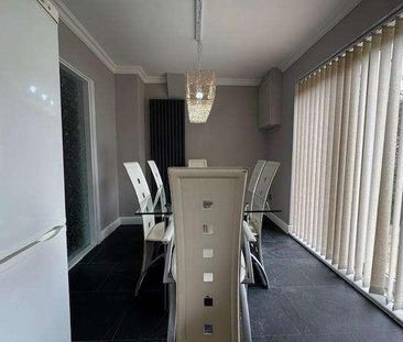 East Avenue, Heald Green, SK8 - Photo 2