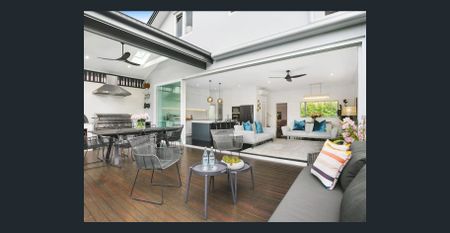 Gorgeous Family Entertainer with Pool - Photo 2