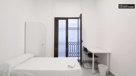 Room in a shared 11-bedroom apartment for rent in El Gòtic, all bills included. - Photo 5