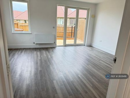 3 bedroom semi-detached house to rent - Photo 2