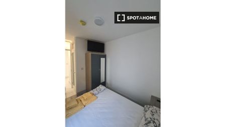 4-bedroom apartment for rent in East Wall, Dublin - Photo 5