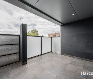 Executive Coburg Living, Walk to Everything! - Photo 6