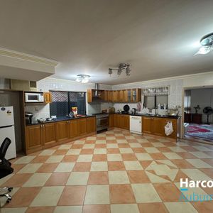 LARGE AND SPACIOUS 4 BEDROOM, 2 STORY HOUSE - Photo 2