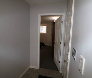 Unfurnished 1 Bed + Den, 1 Bath Lower Suite (Valleycliffe) - Photo 1