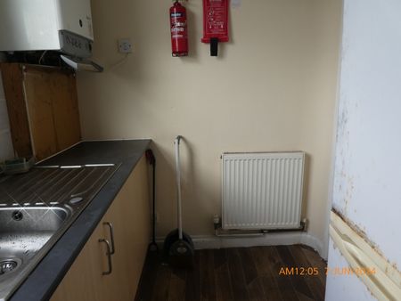 Room in a Shared Flat, Lower Broughton Road, M7 - Photo 2