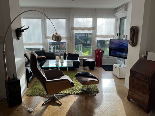 Hochwertige und stilvoll eingerichtete Altbauwohnung in schöner Stadtvilla mit Kamin und Garten - Photo 1