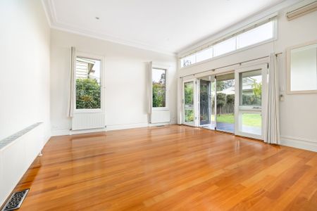 Light And Bright Victorian Beauty - Photo 2