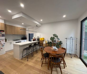 Sleek & Sophisticated Reservoir Townhouse - Photo 5