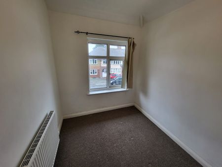 Large 3 Bed Property - Photo 5