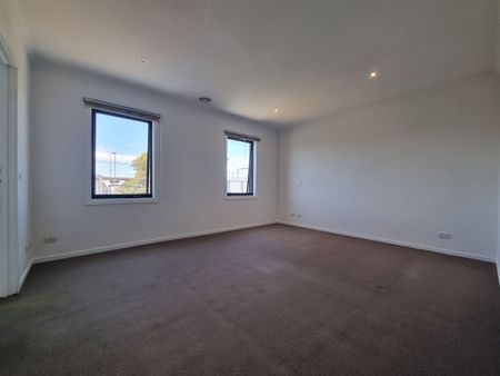 3 Bedroom Townhouse Walk to Westall Station - Photo 5