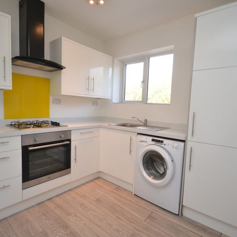 2 bed Flat for Rent - Photo 1